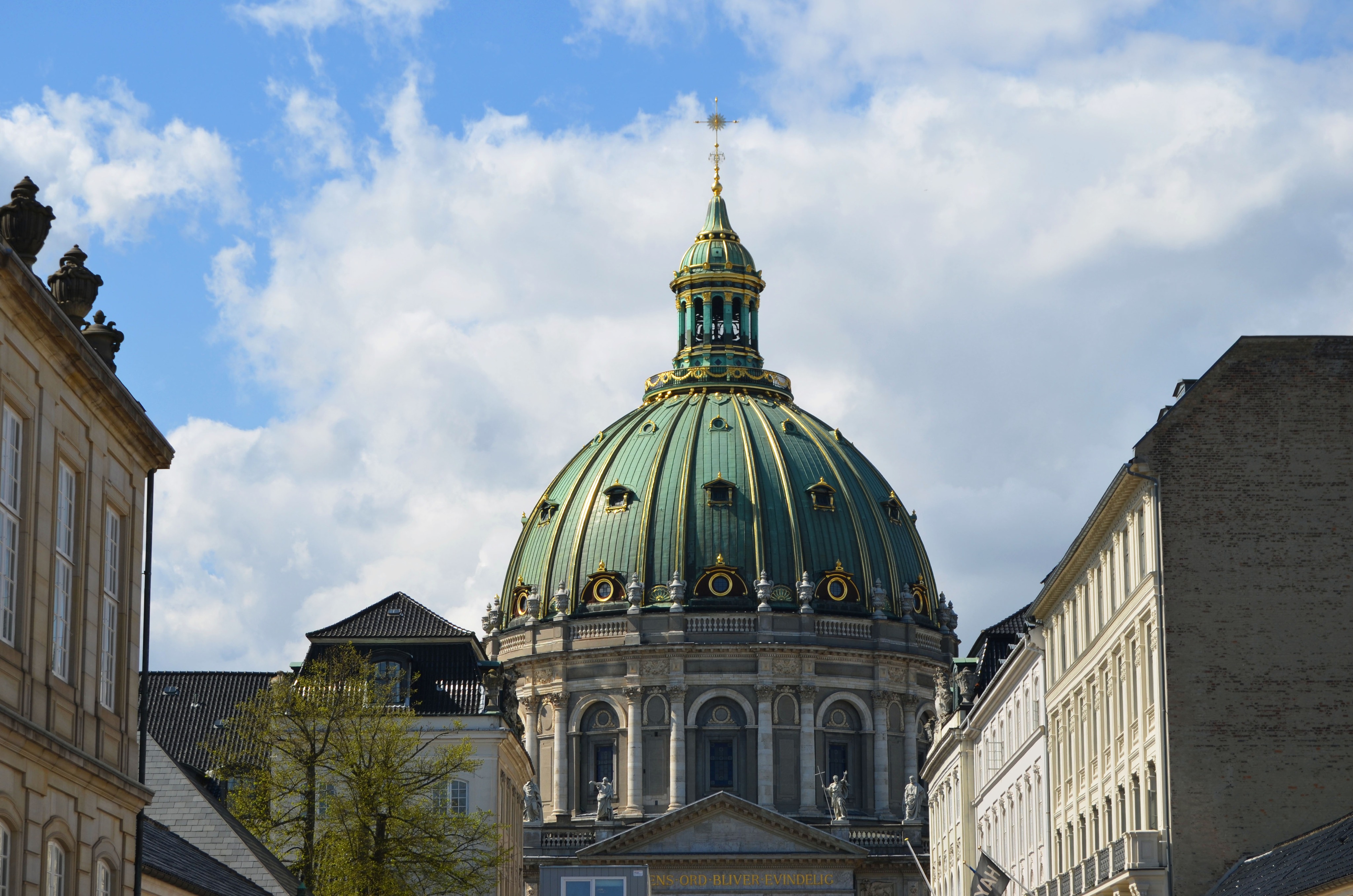 A statue of Frederik V in the middle of Amalienborg